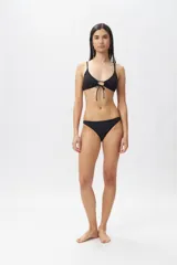 Bombacha de bikini color azul eléctrico, de corte clásico.