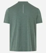 Remera deportiva masculina de manga corta con cuello redondo, confeccionada en tejido técnico con tecnología Dry para mayor transpirabilidad. Presenta detalles reflectantes en los hombros y un diseño liso en color verde melange.