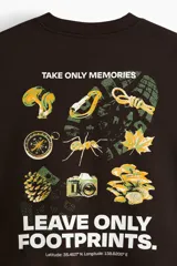 Buzo de cuello redondo en color marrón oscuro, con diseño de hombros caídos y estampado pequeño en el pecho con la frase 'Leave Only Footprints'. Presenta puños y bajo acanalados.