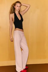 Top de algodón con cuello halter y escote en pico profundo, de diseño ajustado y sin mangas.