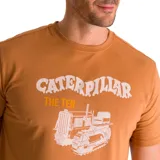 Remera color ocre de algodón, con cuello redondo y mangas cortas. Estampa frontal con el logo de Caterpillar y el dibujo de una máquina excavadora. Corte clásico.
