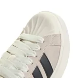 Championes Adidas modelo Streettalk Bold, color gris claro con las características tres tiras laterales en negro y suela plataforma blanca.