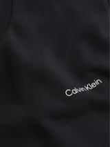 Buzo de cuello redondo Calvin Klein, confeccionado en algodón orgánico. Presenta un diseño minimalista con el logo de la marca estampado en pequeño en el pecho y puños y dobladillo con terminación en punto canalé.