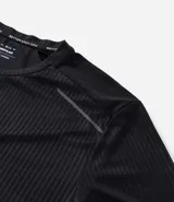 Remera deportiva de corte regular, confeccionada en tejido técnico con tecnología Dry para mayor transpirabilidad. Presenta cuello redondo, mangas cortas y detalles reflectantes y texturizados en los hombros.