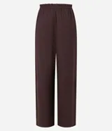 Pantalón recto de tiro medio, confeccionado en viscosa texturizada color bordó. Presenta cintura elástica con lazo ajustable y diseño de pierna recta y fluida.