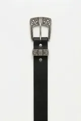 Cinturón de cuero negro con hebilla y pasador metálicos plateados de diseño estilo western con grabados ornamentales.