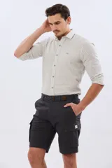 Bermuda cargo de gabardina en color gris oscuro, con bolsillos laterales con solapa, trabillas y cinturón incluido con hebilla metálica.