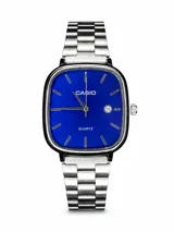 Reloj Casio con caja cuadrada de bordes redondeados, esfera azul vibrante con índices plateados y ventana de fecha. Cuenta con malla de eslabones de acero inoxidable y movimiento de cuarzo.