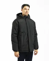 Campera negra de estilo urbano, confeccionada en tejido taslon resistente, con capucha integrada, cierre frontal oculto por solapa con botones a presión y bolsillos laterales.