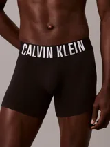 Pack de tres calzoncillos tipo boxer brief de la colección Intense Power de Calvin Klein, confeccionados en mezcla de algodón y elastano. Presentan un diseño minimalista con cintura elástica distintiva de la marca con el logo estampado.