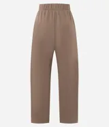 Pantalón de corte barrel, color marrón, confeccionado en algodón con felpa. Presenta cintura alta con cinto aplicado y hebilla metálica, y piernas de diseño amplio y cónico hacia los tobillos.