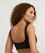 Soutien tipo bralette confeccionado en poliamida con tecnología seamless, de escote en V y breteles anchos fijos. Diseño liso sin aros ni relleno, con etiqueta de la marca Lov en el frente.