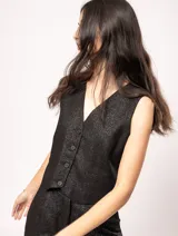 Chaleco negro de lino con botones frontales y forro interno.