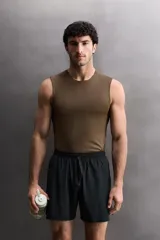 Musculosa deportiva de Zara Athleticz, confeccionada en tejido técnico elástico y transpirable. Presenta cuello redondo, diseño sin mangas y costuras planas termoselladas para mayor confort. Incluye detalle de logo en el dobladillo inferior.