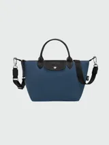 Cartera Longchamp Le Pliage Energy S, color azul marino, con asas superiores y solapa de cuero negro. Incluye correa de hombro ajustable y extraíble en color negro.