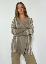 Saco largo tejido a rayas horizontales en tonos beige y marrón, con cuello esmoquin y mangas largas.