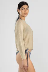 Sweater dorado de escote bote y manga larga, confeccionado en tejido de punto brillante.