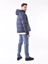 Campera puffer gris con capucha y cierre frontal.