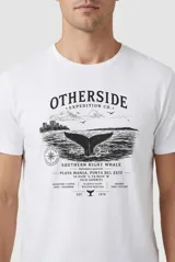 Remera blanca de manga corta y cuello redondo, con estampado gráfico frontal en tonos oscuros con la leyenda "Otherside Expedition Co." y el diseño de una ballena.