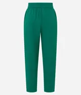 Pantalón de crepé rojo, modelo estilo pijama, de corte fluido, con cintura elástica y lazo de ajuste con terminales metálicas. Cuenta con bolsillos laterales y cierre frontal con cremallera y botón.