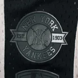 Short deportivo negro de poliéster con cintura elástica ajustable con cordón. Estampado con el nombre "New York" en letras grandes y el logo de los Yankees en la pierna derecha.