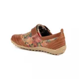 Zapato bajo de cuero negro con diseño artesanal, hebilla lateral metálica dorada y costuras decorativas.