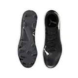 Championes de fútbol Puma Future 7 Play, color coral con detalles en negro y naranja.