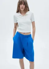 Short de tiro alto con diseño wideleg, confeccionado en una mezcla de lyocell y lino. Presenta cierre frontal con botón, gancho y cremallera, detalle de pinzas y trabillas para cinturón.