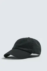 Gorra de seis paneles confeccionada en tejido de algodón con visera curva y ajuste posterior.