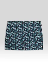 Short de baño con estampado floral en tonos azul y verde. Fabricado en tejido de secado rápido con protección UV 50.