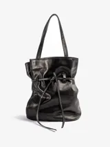 Bolso grande de cuero negro con doble asa de hombro, detalles de costuras a la vista y tiras ajustables frontales. Cuenta con interior forrado y bolsillo interno con cierre.