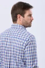 Camisa de lino y algodón con diseño a cuadros en tonos de azul, beige y blanco, de manga larga, cuello abotonado y cierre frontal con botones.