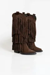 Botas texanas de gamuza color marrón con diseño de flecos largos en toda la caña, taco cuadrado y punta redondeada.