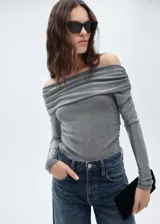 Top de lúrex color gris con diseño entallado, escote off-shoulder con drapeado y mangas largas.