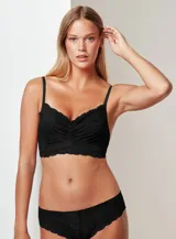 Soutien bralette de encaje floral color lila y micro tul, marca Montelle. Abrocha detrás en tres posiciones.