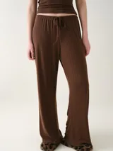 Pantalón de dormir marrón de punto pointelle suave, con pierna recta, cintura elastizada y cordón de ajuste.