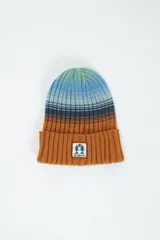 Gorro de lana Nixon con diseño a rayas horizontales en tonos marrón, azul y verde. Tiene un parche con el logo de la marca en el frente.