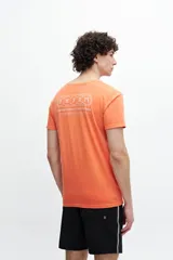 Remera naranja de algodón con estampa en la espalda que incluye texto y el logo de la marca.