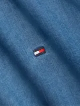 Camisa de manga larga Tommy Hilfiger de algodón chambray color celeste, con cuello abotonado, cierre con botones, logo de Tommy Hilfiger bordado en el pecho y corte regular.