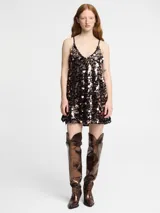 Vestido corto de lentejuelas en tonos cobrizos y negros, con tirantes finos y escote en V.