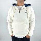 Canguro blanco hueso de algodón con felpa, capucha forrada en azul marino, cierre parcial con cremallera, cordón ajustable y bolsillo tipo canguro con solapa.