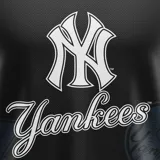 Musculosa de básquet negra con el logo de los New York Yankees en blanco y detalles estampados en gris. Cuello y sisas con ribete blanco.