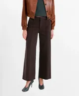 Pantalón de jean marrón con costuras frontales marcadas y corte recto.