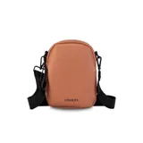 Bandolera de símil cuero color tostado, con apertura superior de doble cierre. Tiene una correa de galón ajustable para usarla cruzada o al hombro. En su interior contiene un bolsillo de fácil acceso.