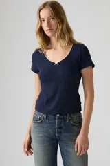 Remera azul marino de manga corta y corte ajustado, confeccionada en tejido de punto acanalado. Presenta un escote redondo con ribete en contraste color crudo y un delicado lazo decorativo al centro del escote.