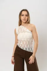 Top negro de encaje con un solo hombro descubierto y bretel fino del lado opuesto.