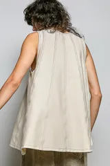 Musculosa de felpa francesa con efecto acid wash, corte en línea A y tirantes ajustables con hebilla en los hombros. Presenta costuras verticales decorativas y bajo acampanado.