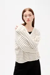 Sweater de punto a rayas horizontales color marrón y blanco, con cuello en V, capucha con cordones y cierre frontal parcial con botones. Presenta un diseño de manga larga con caída de hombros.