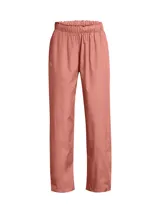 Pantalón deportivo Under Armour de tejido antidesgarro, con cintura elástica y cierre lateral en la parte inferior de la pierna. Cuenta con tecnología infrarroja UA RUSH y acabado repelente al agua UA Storm.