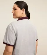 Remera gris de algodón con cuello polo y mangas cortas con ribete bordó. Estampa frontal con texto "Le Sport Paris".